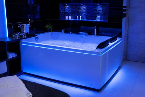 Private spa tub