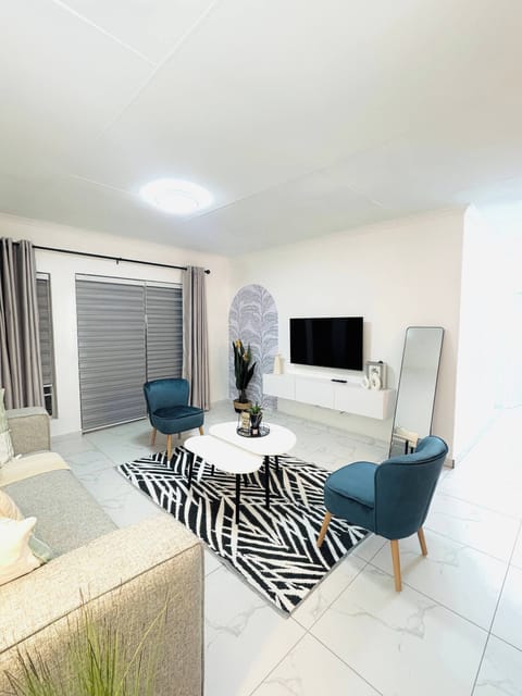 Apartment, 3 Bedrooms, Balcony | Living room
