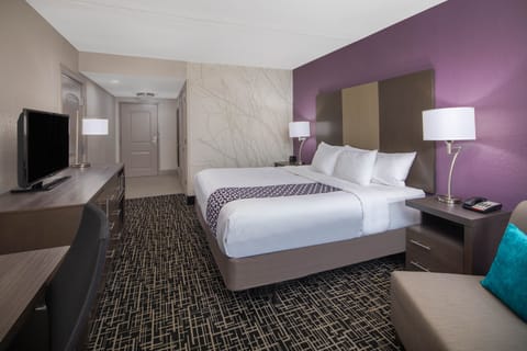 Room, 1 King Bed, Accessible, Non Smoking (Mobility/Hearing Impaired Accessible) | Premium bedding, pillowtop beds, desk, laptop workspace