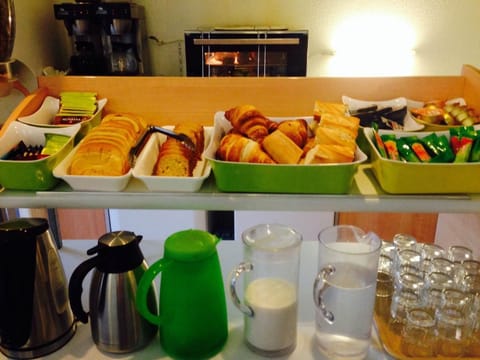 Daily cooked-to-order breakfast (EUR 8.90 per person)