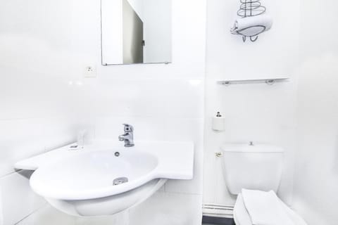 Shower, eco-friendly toiletries, towels