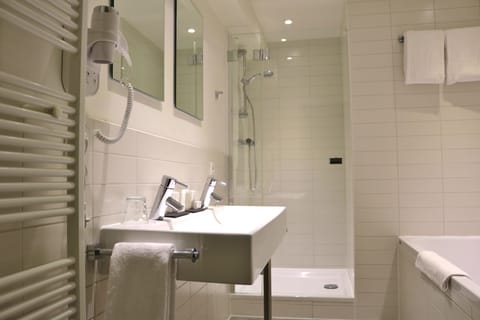 Junior Suite | Bathroom | Free toiletries, hair dryer, towels