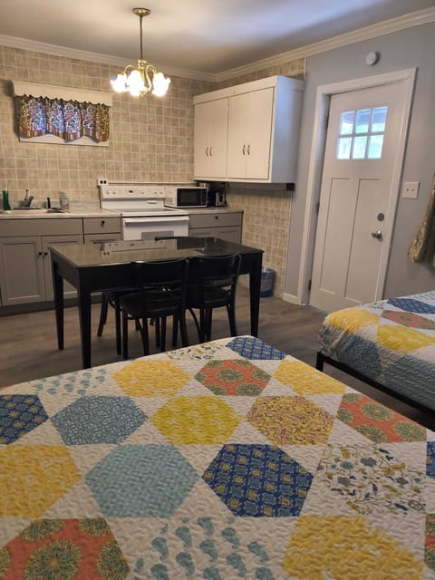 Studio Suite | Iron/ironing board, free WiFi, bed sheets