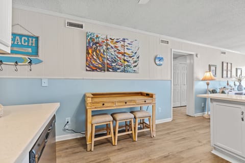 Basic Condo, 2 Bedrooms, Balcony, Partial Ocean View (115C) | In-room dining