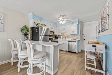 Basic Condo, 2 Bedrooms, Balcony, Partial Ocean View (115C) | In-room dining