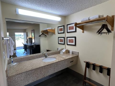 Standard Room, 2 Double Beds, Non Smoking | Bathroom | Combined shower/tub, towels