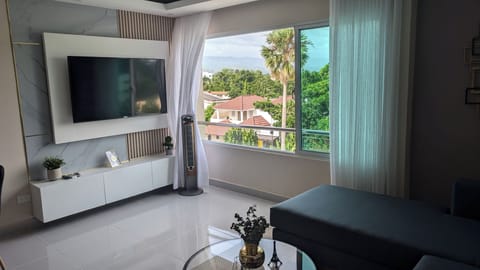 Apartment, 2 Bedrooms, Smoking, Mountain View | Living room