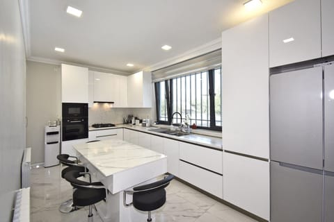 Luxury House, 4 Bedrooms | Private kitchen