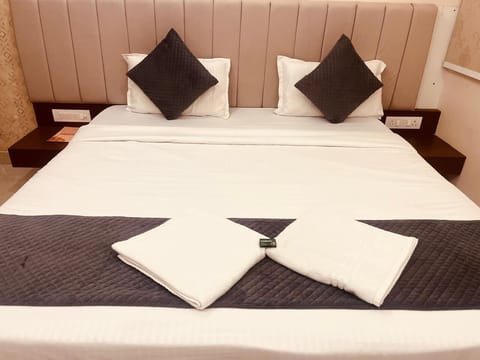 Deluxe Double Room | Desk, laptop workspace