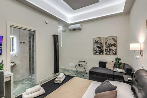 Deluxe Double Room | In-room safe, iron/ironing board (on request), WiFi (free)