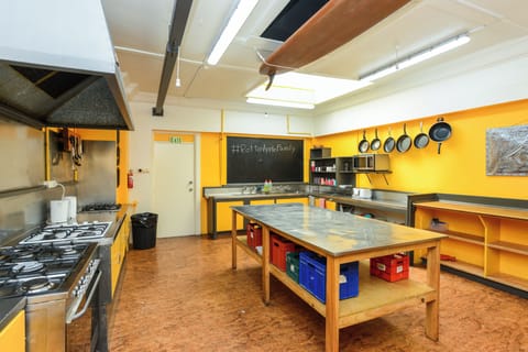 Full-size fridge, microwave, oven, stovetop