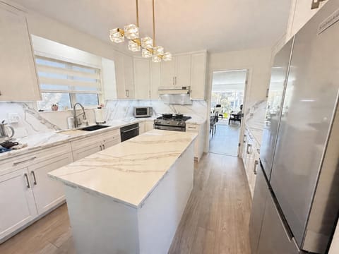 Full-size fridge, microwave, oven, stovetop