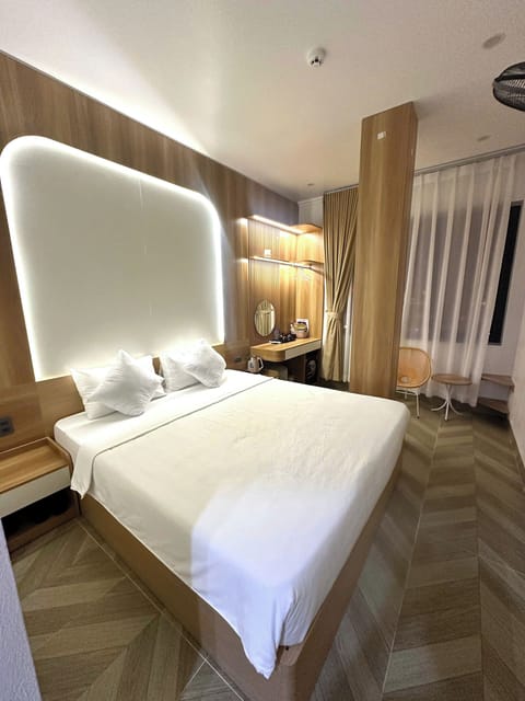 Superior Double Room, City View | Desk, laptop workspace, blackout drapes, soundproofing