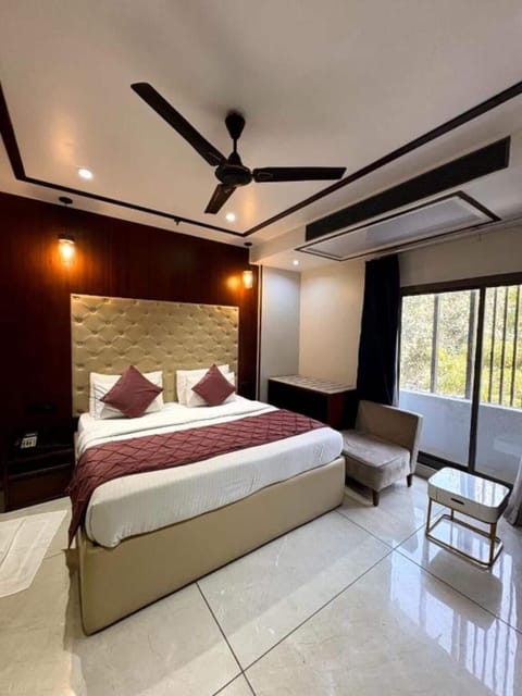 In-room safe, desk, laptop workspace, soundproofing