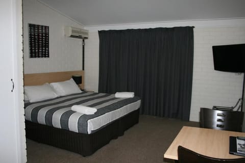 Standard Double Room, Patio | Iron/ironing board, WiFi (free)