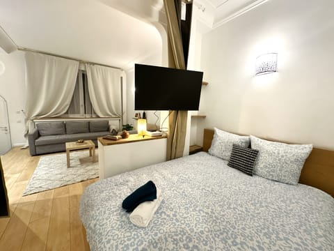 Deluxe Apartment | Blackout drapes, soundproofing, WiFi (free)