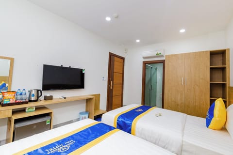 Standard Double or Twin Room | In-room safe, desk, laptop workspace, blackout drapes