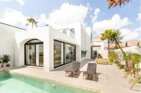 2 outdoor pools
