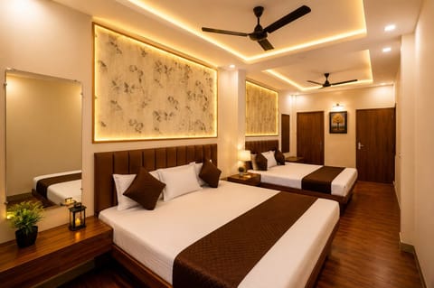 Family Room | Desk, WiFi (free), bed sheets