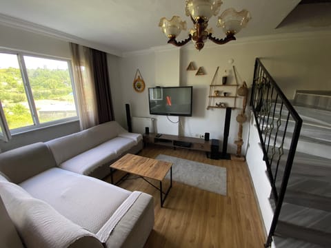 Apartment, 3 Bedrooms, Accessible, Smoking | Living room