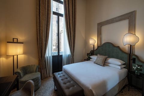 Double Room (King) | Minibar, in-room safe, blackout drapes, cribs (free)