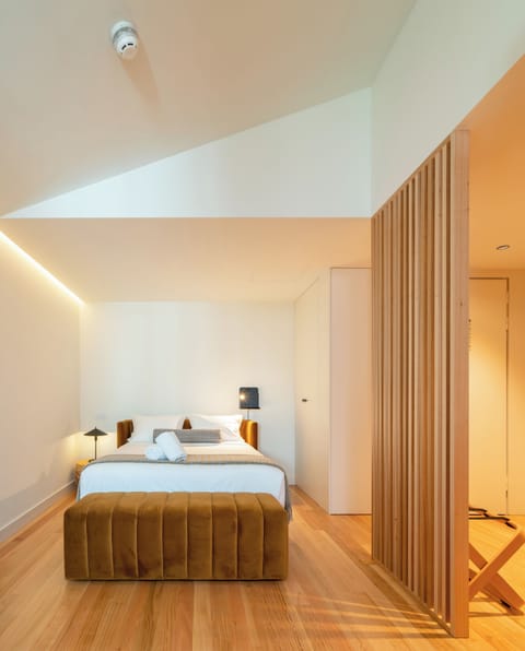 Comfort Double Room (Double Confort c/ Acesso por Escadas) | Minibar, in-room safe, blackout drapes, iron/ironing board