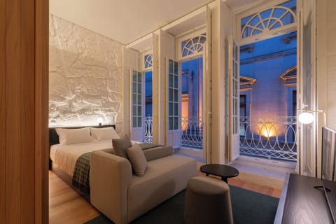 Deluxe Studio, Balcony, City View (Studio Deluxe Vista Rua) | Minibar, in-room safe, blackout drapes, iron/ironing board (on request)