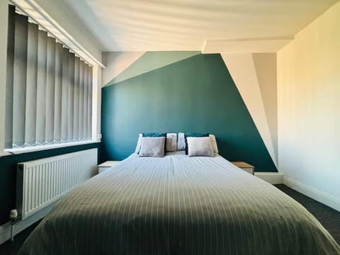 4 bedrooms, iron/ironing board, free WiFi, bed sheets