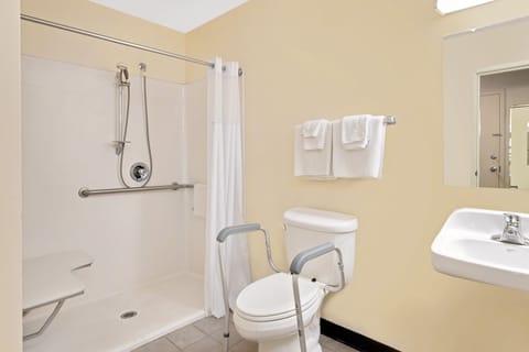 Standard Room, 1 Queen Bed, Accessible | Bathroom | Combined shower/tub, free toiletries, hair dryer, towels