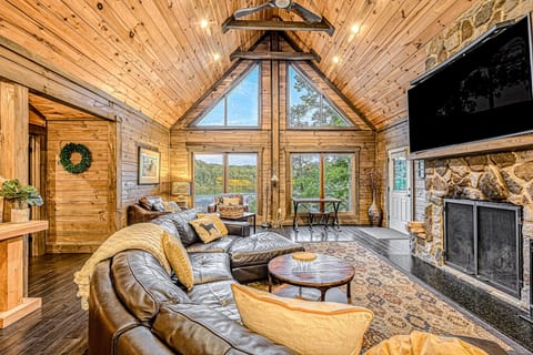 House, Multiple Beds (Cabin on the Cove) | Living area