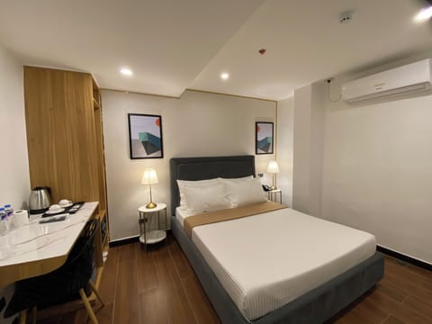 Deluxe Room | In-room safe, desk, laptop workspace, blackout drapes