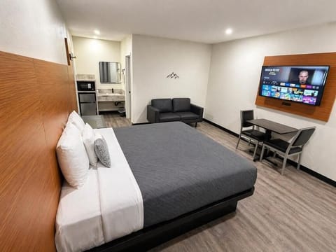 Deluxe Room, 1 King Bed | Free WiFi, wheelchair access