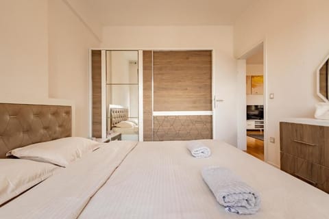 Exclusive Apartment, City View | Desk, free WiFi