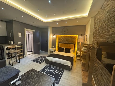 Deluxe Apartment | Iron/ironing board, free WiFi