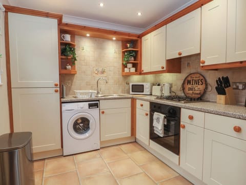 Dishwasher, cookware/dishes/utensils