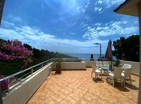 Suite, Balcony, Sea View | Outdoor dining