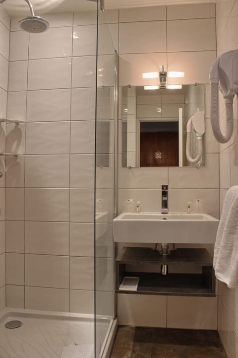 Superior Double Room | Bathroom | Combined shower/tub, hair dryer, towels