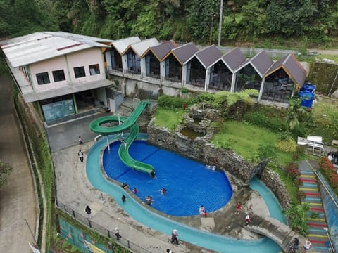 2 outdoor pools