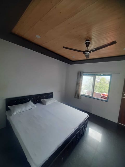 Double Room | Rollaway beds, bed sheets