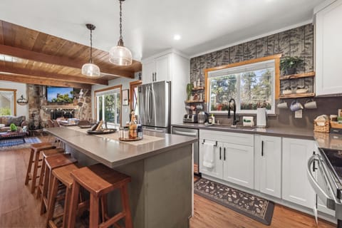 Signature House, 4 Bedrooms, Hot Tub, Mountain View | Private kitchen | Coffee/tea maker, fridge, microwave, oven