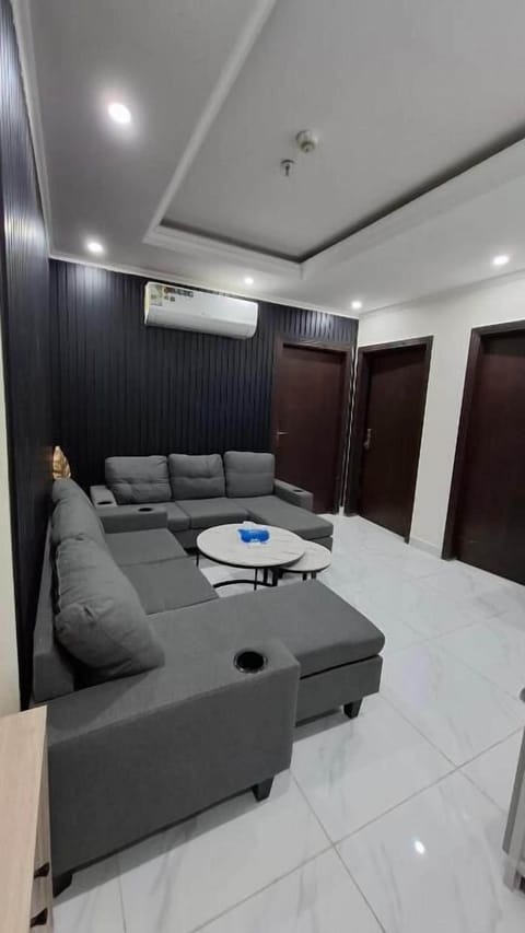 Basic Apartment, City View | Living area