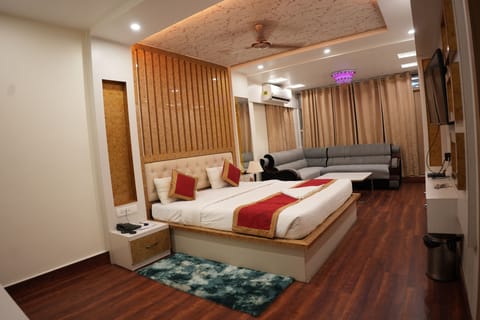 Superior Suite, City View | Desk, laptop workspace