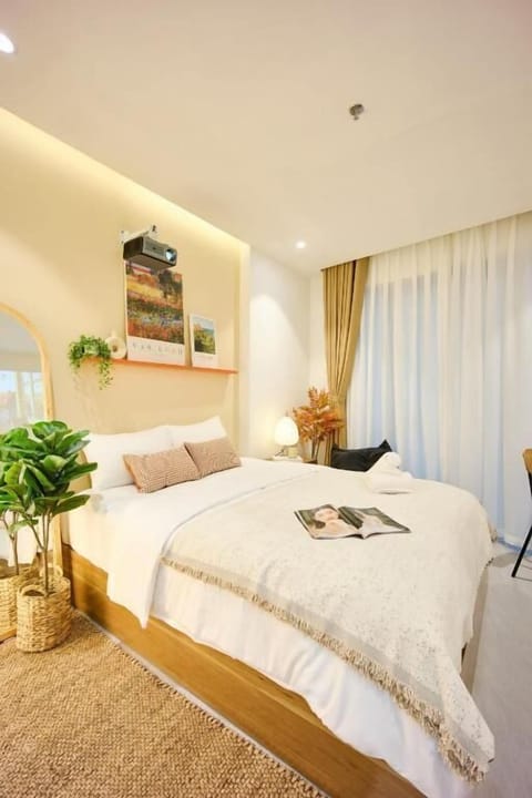 Deluxe Studio, 1 Queen Bed, Balcony | Minibar, soundproofing, WiFi (free)
