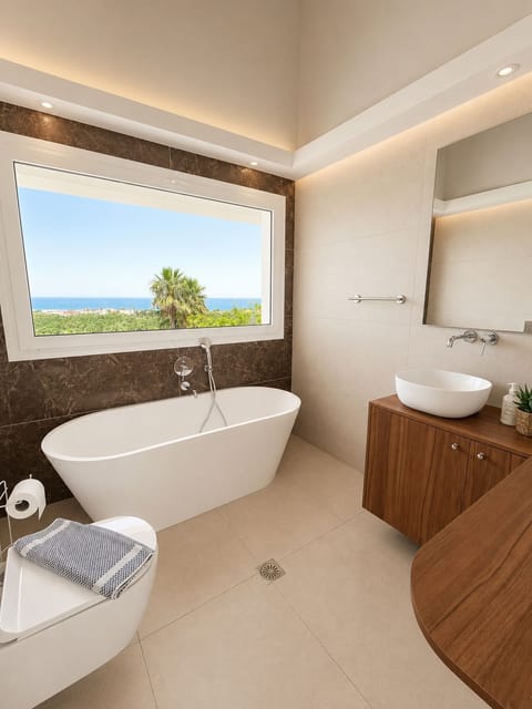 Classic Villa, Balcony, Sea View | Bathroom