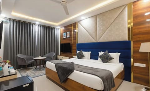 Deluxe Double or Twin Room, City View | In-room safe, desk, laptop workspace, blackout drapes