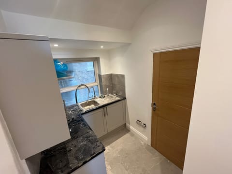 Full-size fridge, microwave, oven, stovetop