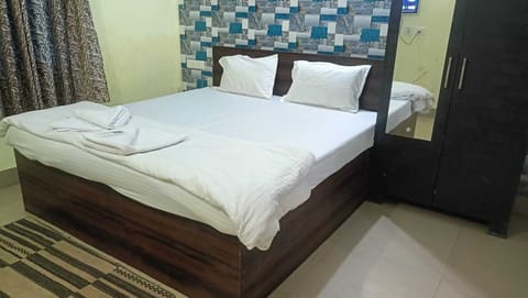 Deluxe Room | Rollaway beds (surcharge), WiFi (free), bed sheets