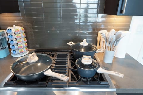 Classic Studio, 1 Queen Bed, Non Smoking, Kitchen | Private kitchen | Full-size fridge, microwave, oven, stovetop