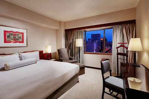 Rosewood Deluxe Suite | Down comforters, minibar, in-room safe, desk