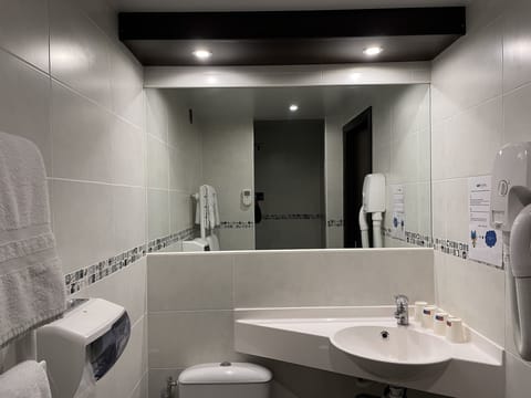 Classic Quadruple Room | Bathroom | Shower, free toiletries, hair dryer, towels